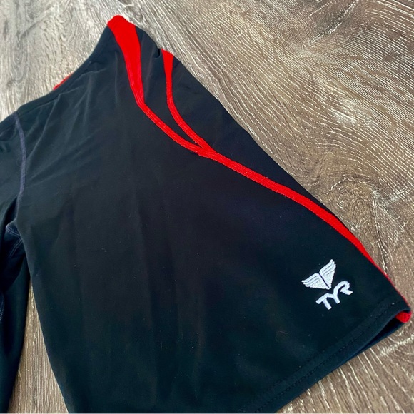 TYR Luxury Black & Red Cycling Shorts - Picture 3 of 11